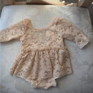 Lace Long Sleeve Baby Bodysuit / Newborn